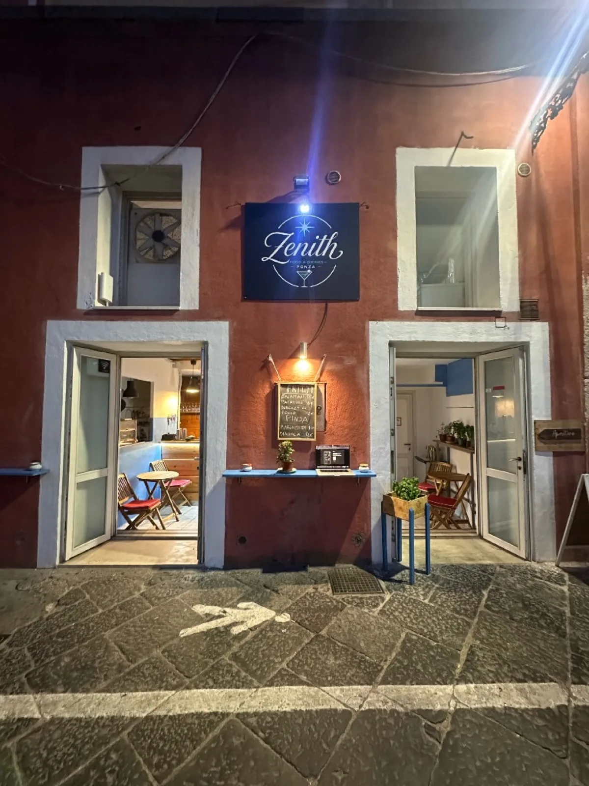 Facciata di Zenith Food & Drinks a Ponza